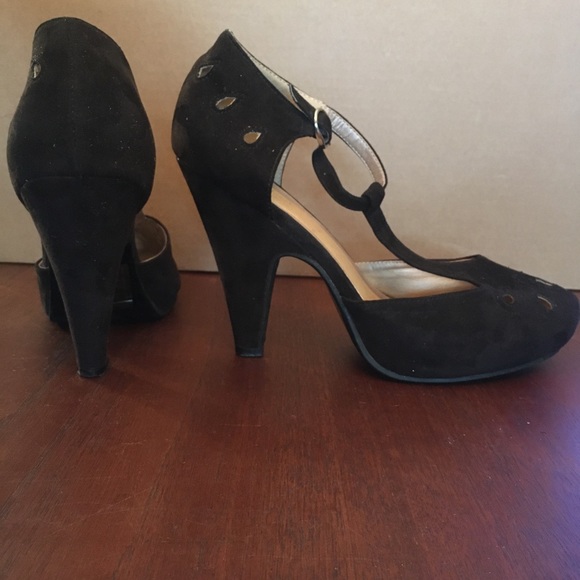 Pinup style Graham Street velvety black 4” heels. Size 8. - Picture 2 of 9